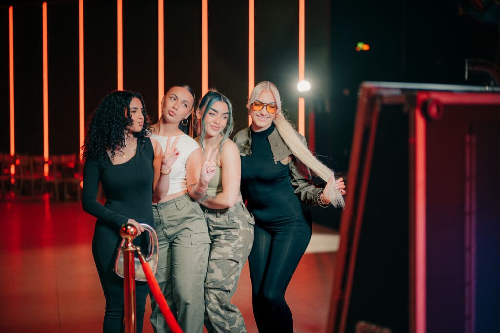 poseren voor de magic mirror met photobooth huren amsterdam