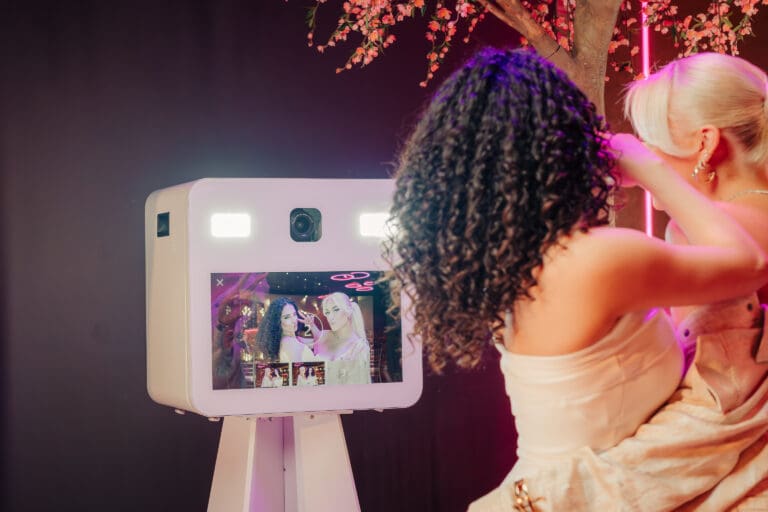 met je vrienden een selfie maken op een feestje of bruiloft Photobooth Huren in Haarlem